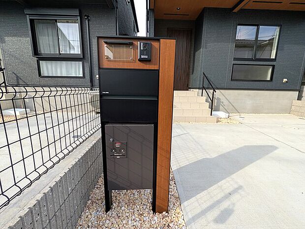 不在時に便利な宅配ボックスもございます