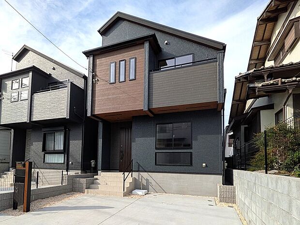 黒がメインのシックな外観