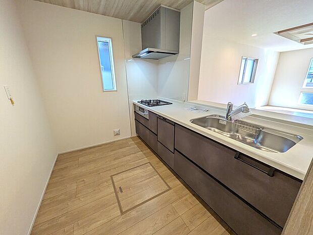 リビングダイニングを見渡せる対面キッチン