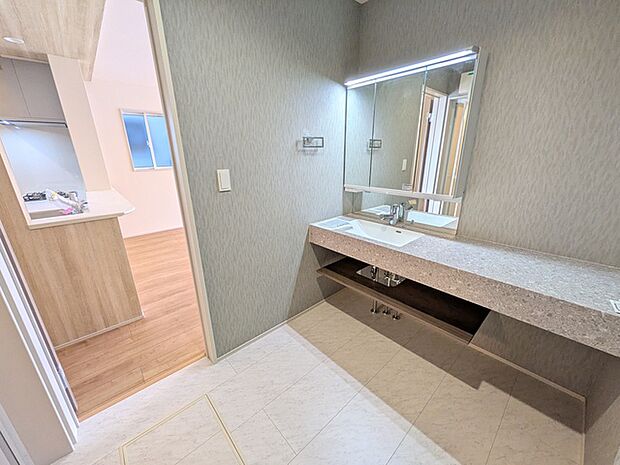 ワイド洗面台で慌ただしい朝にもゆとりが生まれます