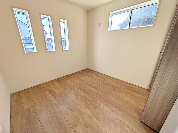 南側約5.2帖の洋室