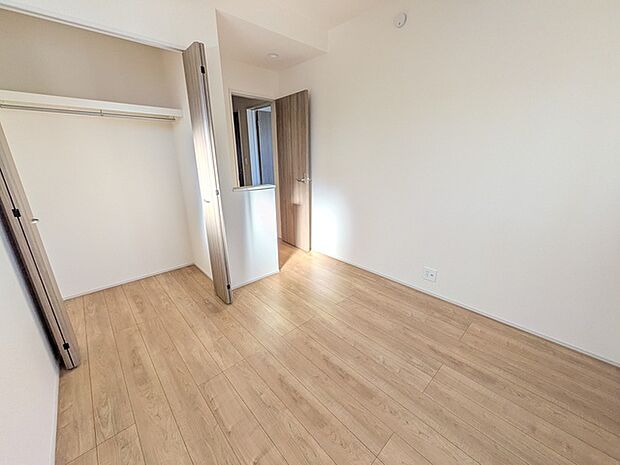 お部屋のアクセントになる窓からは暖かい光が降り注ぎます