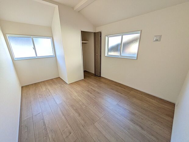 北側約5.2帖の洋室