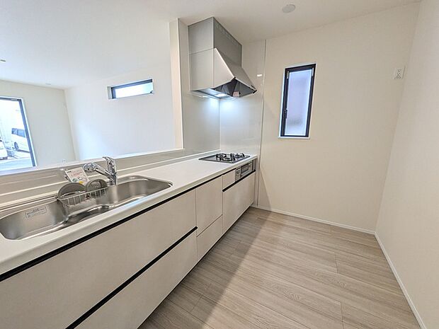 リビングダイニングを見渡せる対面式キッチン