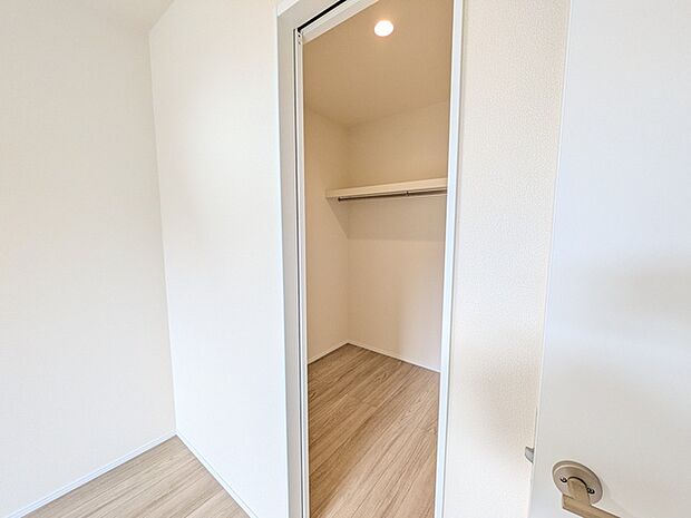 大容量のWICには洋服や荷物をスッキリと収納できます