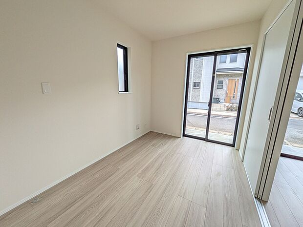 1階洋室はリビングの延長としての使用も◎