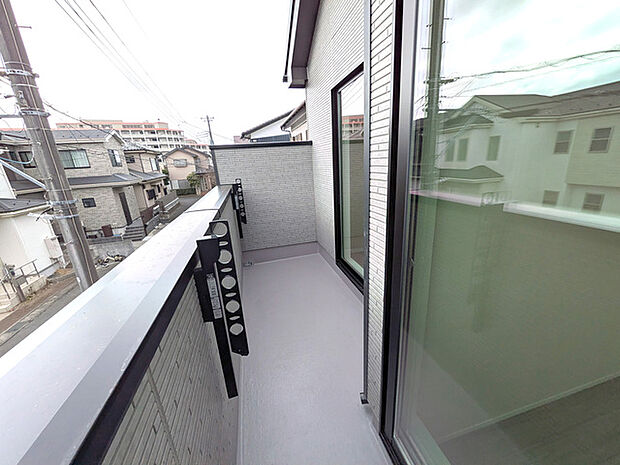 洗濯物を干すのもラクラクなワイドバルコニー 2部屋から出入り可能です