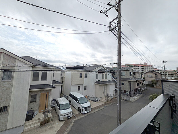 前面は住宅が建ち並ぶ閑静な街並み