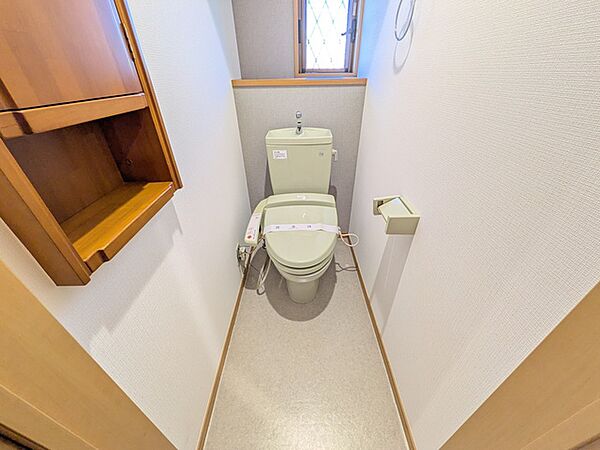 トイレは快適な温水洗浄機能付き