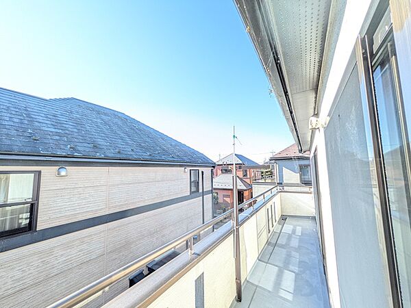 前面は住宅が建ち並ぶ閑静な街並み