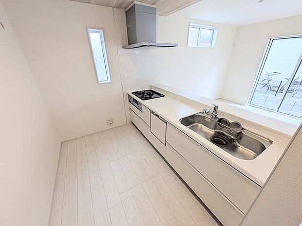 リビングダイニングを見渡せる対面キッチン