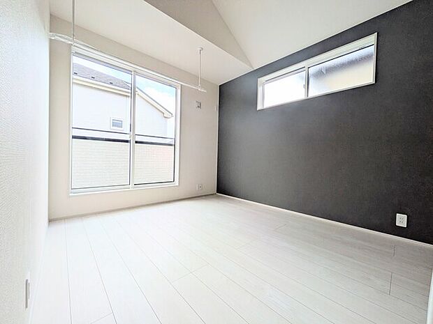 約6帖の主寝室 アクセントクロスで空間にメリハリが生まれます