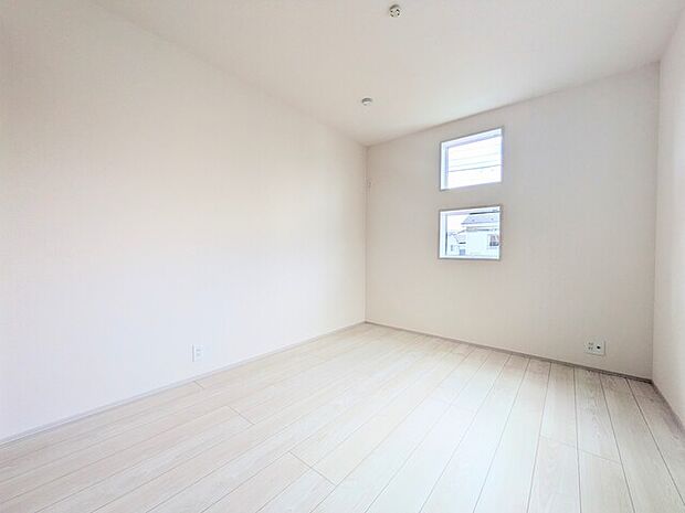 北側約5.2帖の洋室