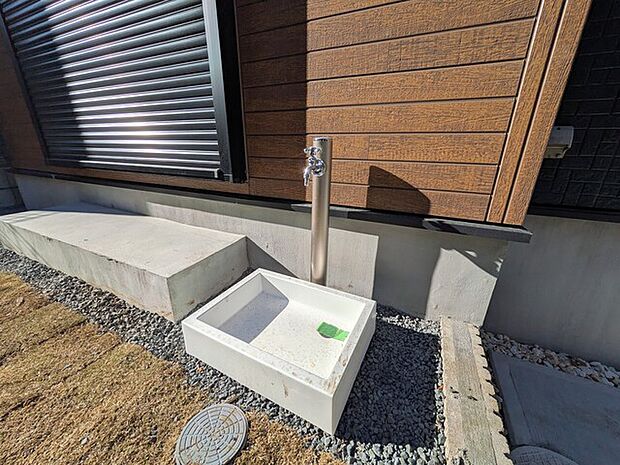 お掃除の際にも便利な外水栓付き