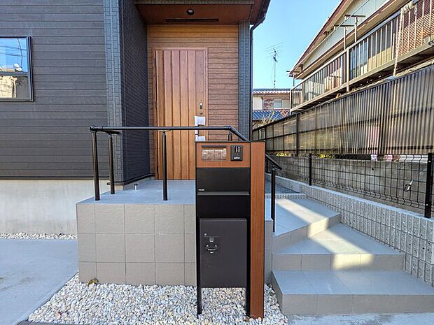 玄関までのアプローチ、宅配ボックス備え付けあり◎