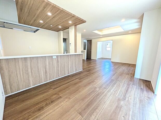 キッチン天井デザインによりメリハリのある空間