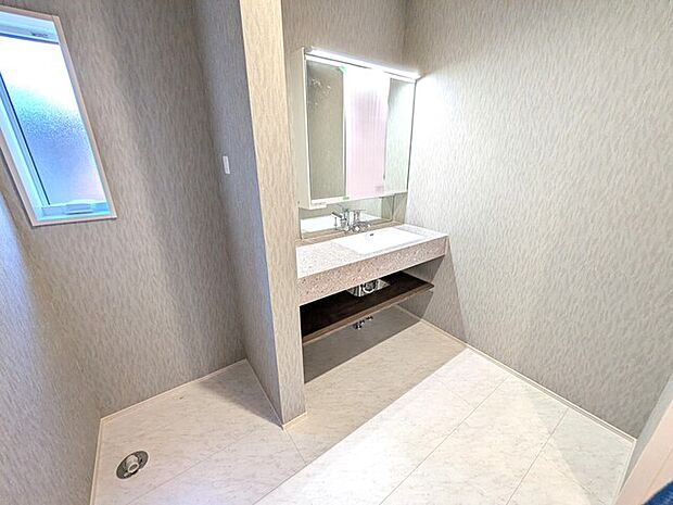 1.25坪以上ある洗面室には、デザイン性があり手入れのしやすい洗面台