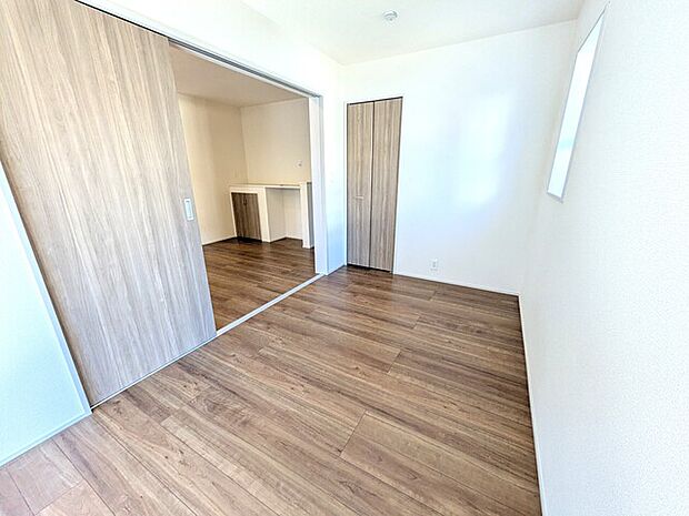 リビング隣接の洋室は約5帖