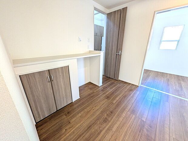 収納を兼ねたカウンタースペースは、家族の共用スペースにも◎