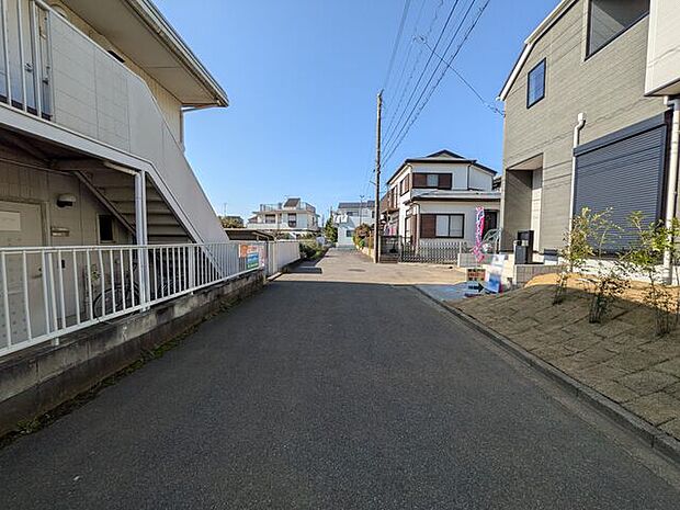 前面道路は通り抜け不可のため交通量少なめ