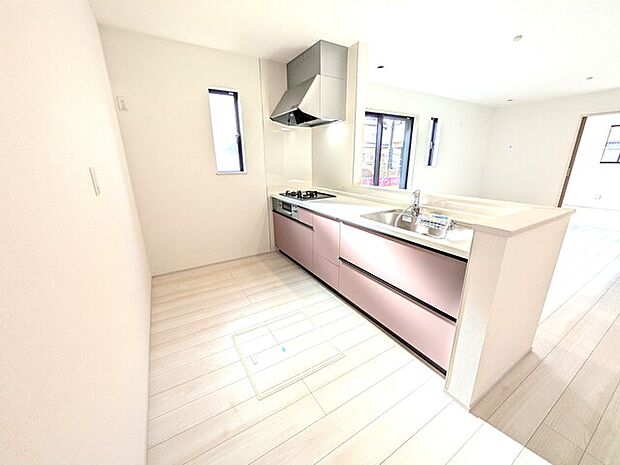 周りを見渡せる対面式のキッチン