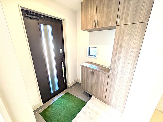 シューズボックス付きの玄関　小窓がオシャレ