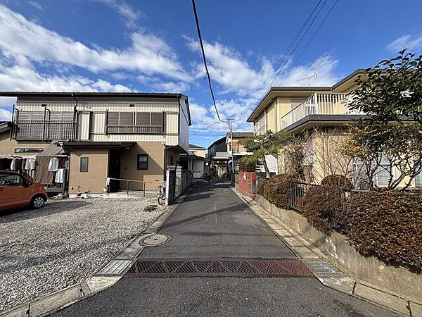 前面道路は通り抜け不可　車の通行がほとんど無く安心できる環境です