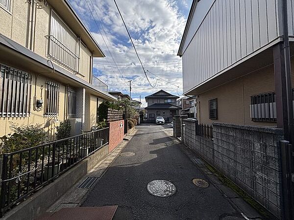 住宅が建ち並ぶ閑静な街並み