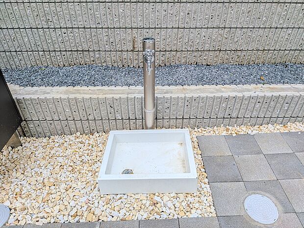 車のお手入れにも使用できる便利な外水栓付き