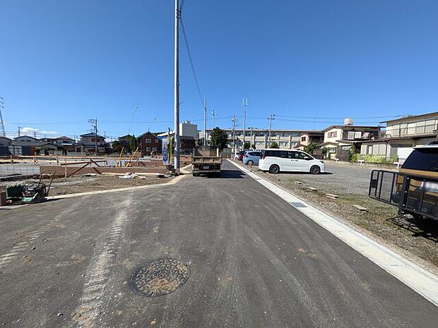 ゆとりある道路幅で駐車も容易です