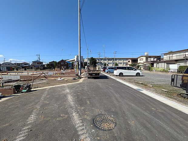 ゆとりある道路幅で駐車も容易です