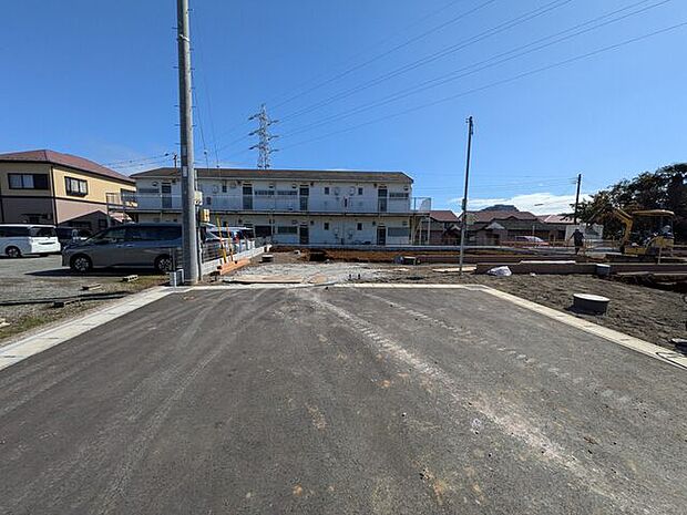 前面道路は通り抜け不可につき車の通行少なめです