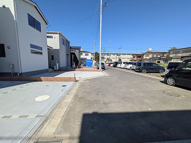 ゆとりある道路幅で駐車も容易です