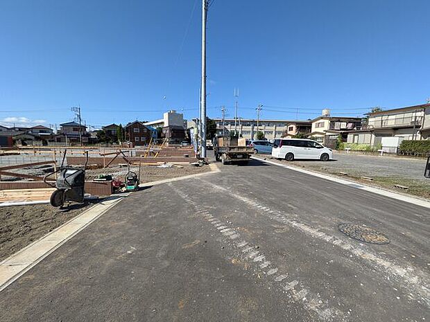 ゆとりある道路幅で駐車も容易です