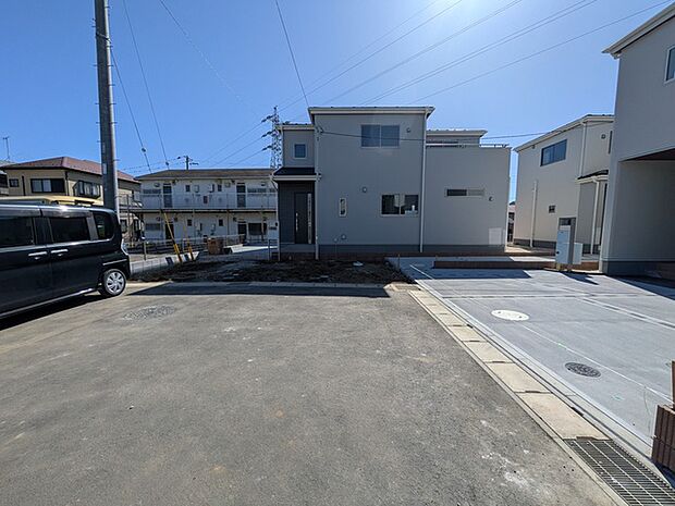 前面道路は通り抜け不可につき車の通行少なめです