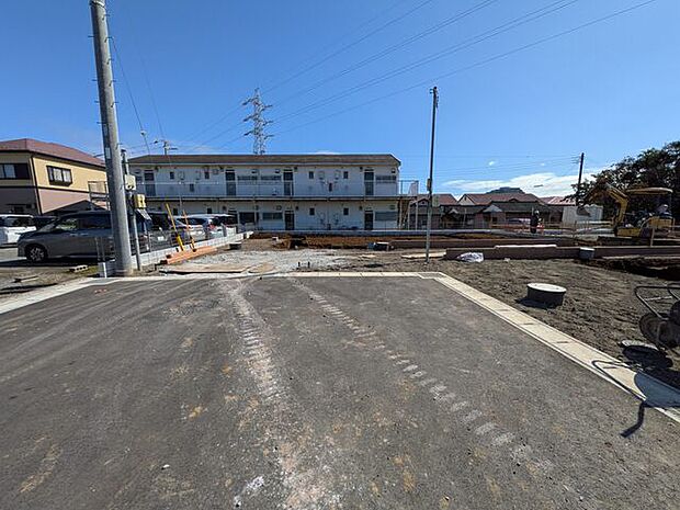 前面道路は通り抜け不可につき車の通行少なめです