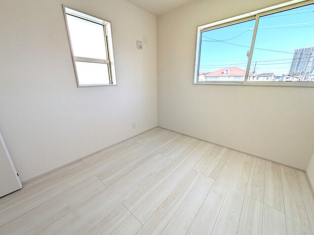 北側約5.2帖の洋室