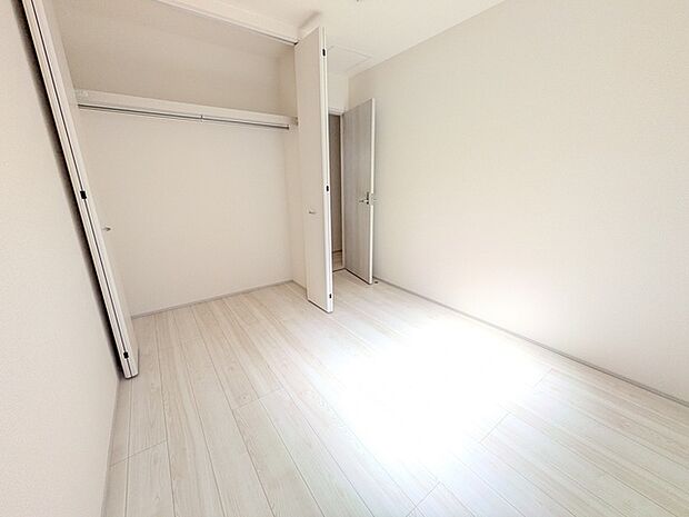 南東側約5.2帖の洋室