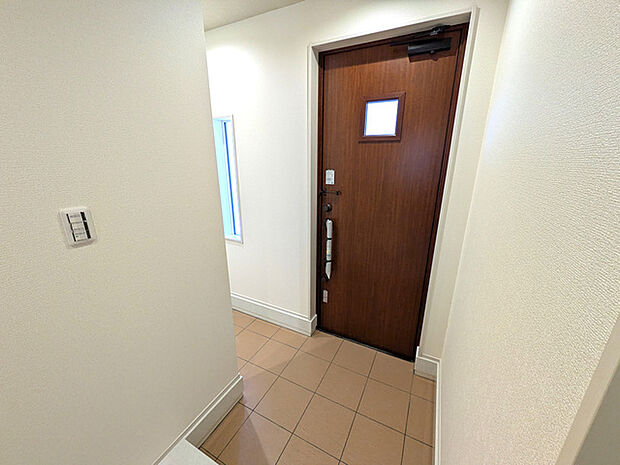 ゆとりのある玄関はベビーカーなどの外用品もスッキリとしまえます