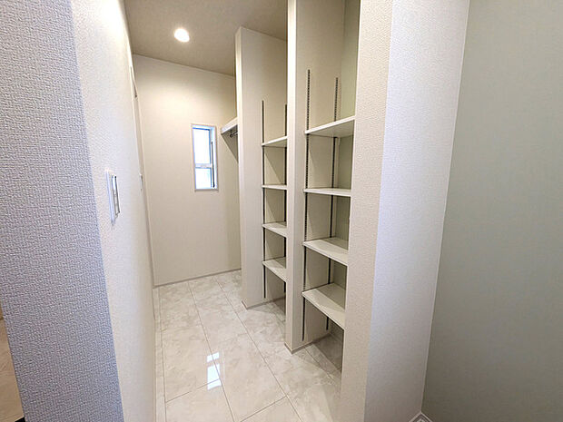 大容量のシューズインクローゼット 上着の一時置きもできます