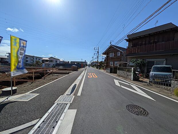 北西側道路は歩道があり徒歩でも安心です
