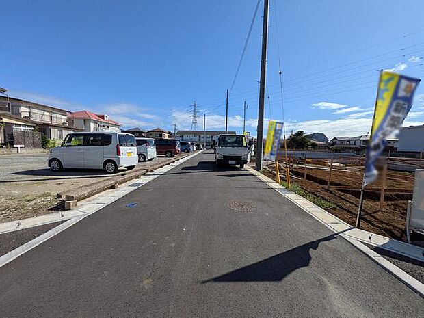 北東側道路は通り抜け不可につき車の通行少なめ