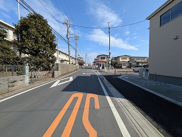 北西側道路は歩道があり徒歩でも安心