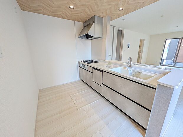 リビングダイニングを見渡せる対面キッチン