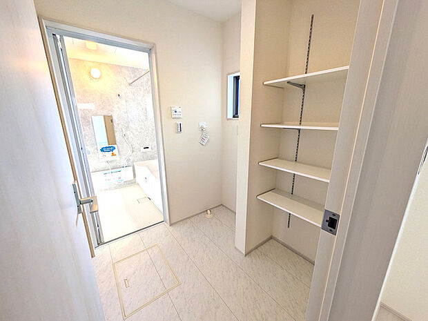脱衣室は洗面室と別れているので、来客時などに生活感を見せることなく使用できます