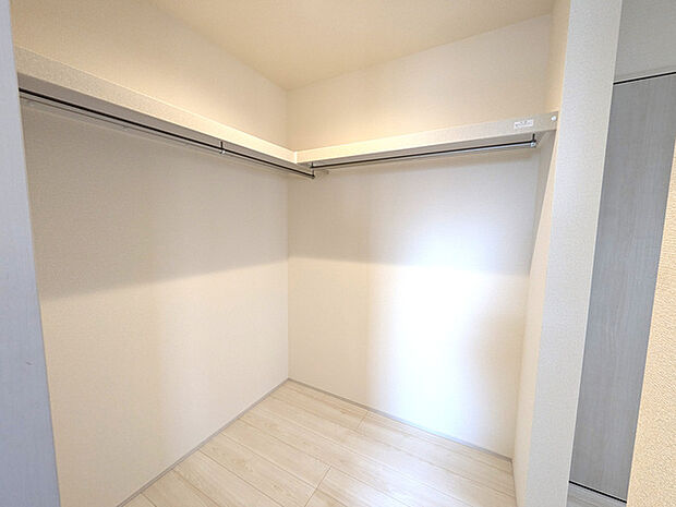 リネン庫やファミリークローゼットとして使用できる大型収納付き