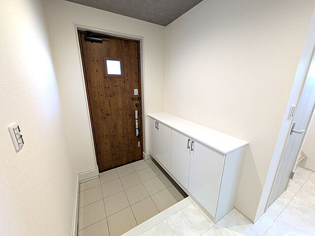 玄関のたたきにつなげたシューズボックス 余分な設備が無いので、お気に入りのインテリアも楽しめます