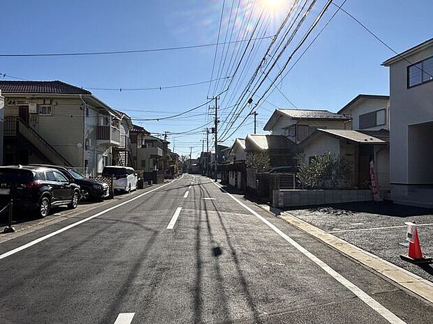 前面道路幅は約8ｍ　見通しが良く、駐車も容易です