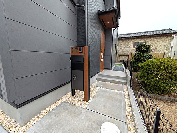 玄関外観と設備の様子