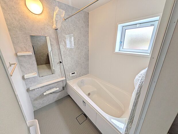 自然光の入る窓は開閉可能です